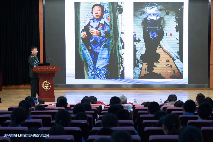 Liu Wang, uno de los principales astronautas de China, visitó hoy una escuela secundaria en Beijing para compartir sus experiencias antes de las celebraciones el 24 de abril del lanzamiento del primer satélite del país hace 46 años.