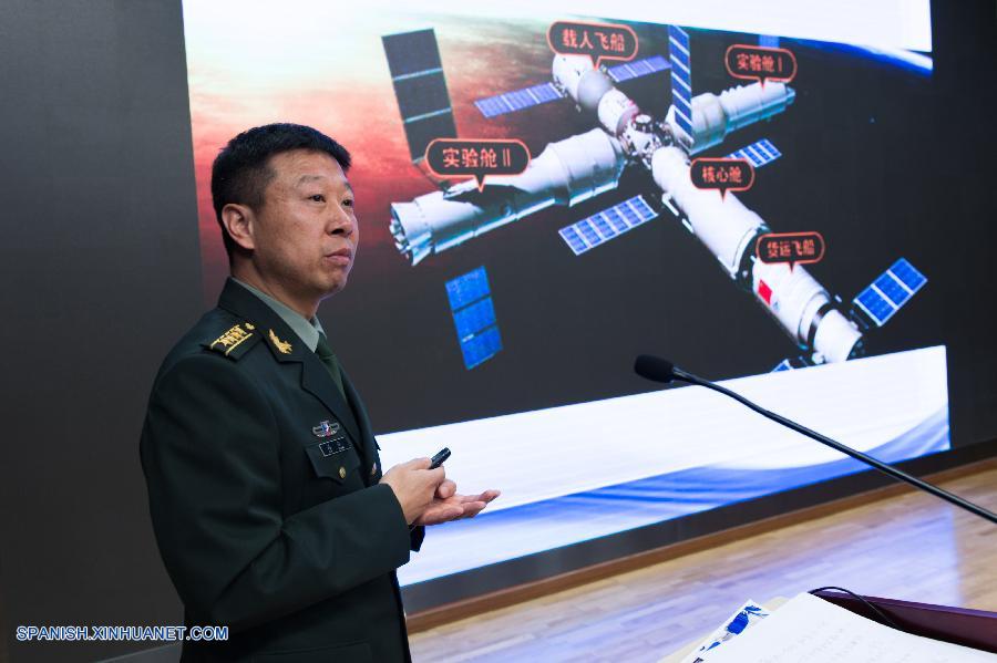 Liu Wang, uno de los principales astronautas de China, visitó hoy una escuela secundaria en Beijing para compartir sus experiencias antes de las celebraciones el 24 de abril del lanzamiento del primer satélite del país hace 46 años.