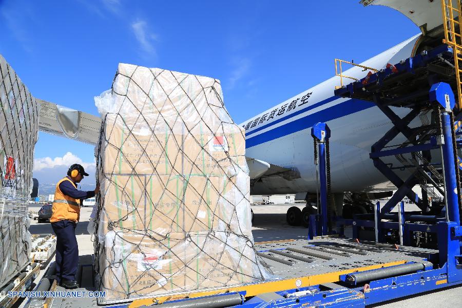 La primera parte de la ayuda humanitaria del gobierno chino, por un valor total de 60 millones de yuanes (9,2 millones de dólares), para los miles de damnificados ecuatorianos del terremoto del pasado 16 de abril llegó hoy al aeropuerto internacional Mariscal Sucre de Quito.