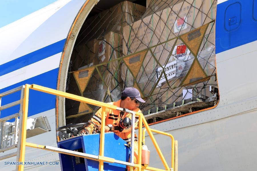 La primera parte de la ayuda humanitaria del gobierno chino, por un valor total de 60 millones de yuanes (9,2 millones de dólares), para los miles de damnificados ecuatorianos del terremoto del pasado 16 de abril llegó hoy al aeropuerto internacional Mariscal Sucre de Quito.