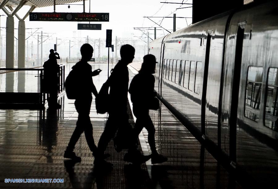 Cerca de 12,9 millones de viajes por tren fueron hechos en China el sábado, el primero de los tres días de vacaciones por el Primero de Mayo, lo que superó el récord diario establecido durante el mismo periodo del año pasado.