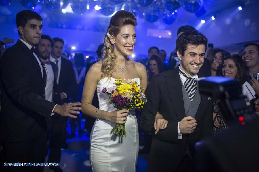 Las fiestas que recrean una ceremonia de casamiento, con novios, familiares y amigos de ficción, son la nueva alternativa en Argentina para la diversión nocturna.