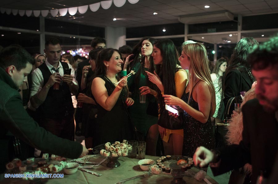 Las fiestas que recrean una ceremonia de casamiento, con novios, familiares y amigos de ficción, son la nueva alternativa en Argentina para la diversión nocturna.
