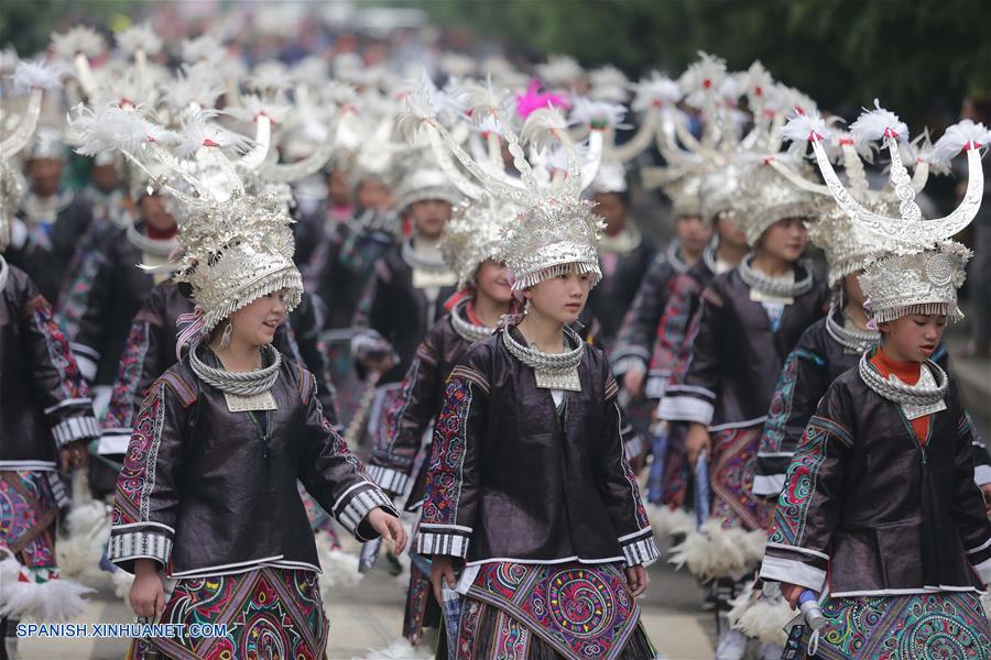 Guizhou: Desfile de trajes tradicionales de etnia Miao en Condado Danzhai