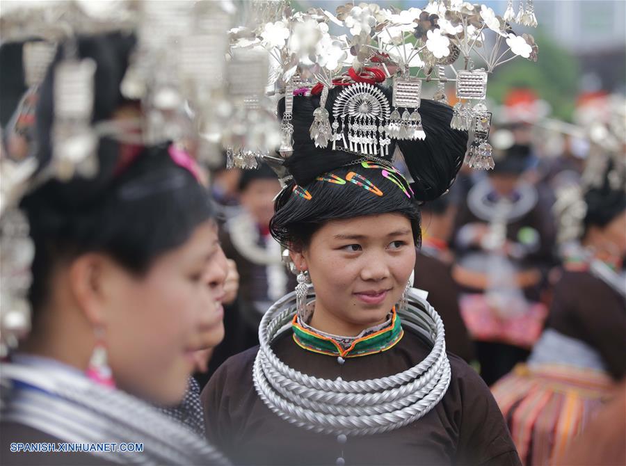 Guizhou: Desfile de trajes tradicionales de etnia Miao en Condado Danzhai