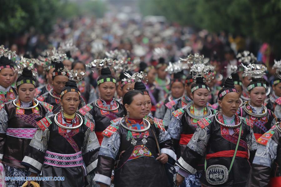 Guizhou: Desfile de trajes tradicionales de etnia Miao en Condado Danzhai