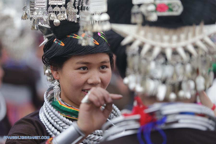 Guizhou: Desfile de trajes tradicionales de etnia Miao en Condado Danzhai