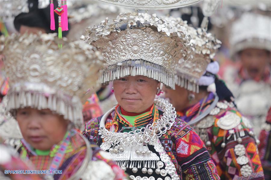 Guizhou: Desfile de trajes tradicionales de etnia Miao en Condado Danzhai