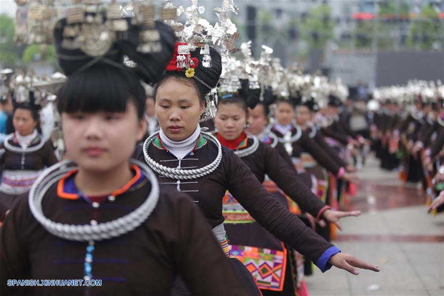 Guizhou: Desfile de trajes tradicionales de etnia Miao en Condado Danzhai