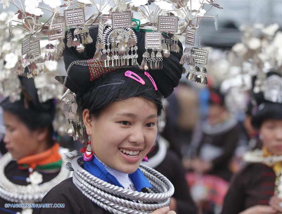 Guizhou: Desfile de trajes tradicionales de etnia Miao en Condado Danzhai