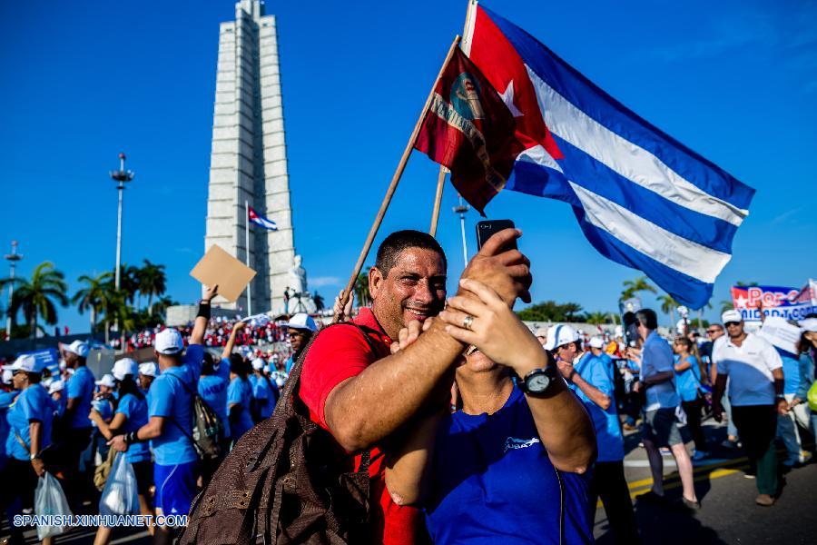 Miles de cubanos desfilan el domingo a lo largo y ancho de la isla en actos organizados para celebrar el Día Internacional de los Trabajadores y respaldar los acuerdos del recién celebrado VII Congreso del Partido Comunista de Cuba (PCC). 