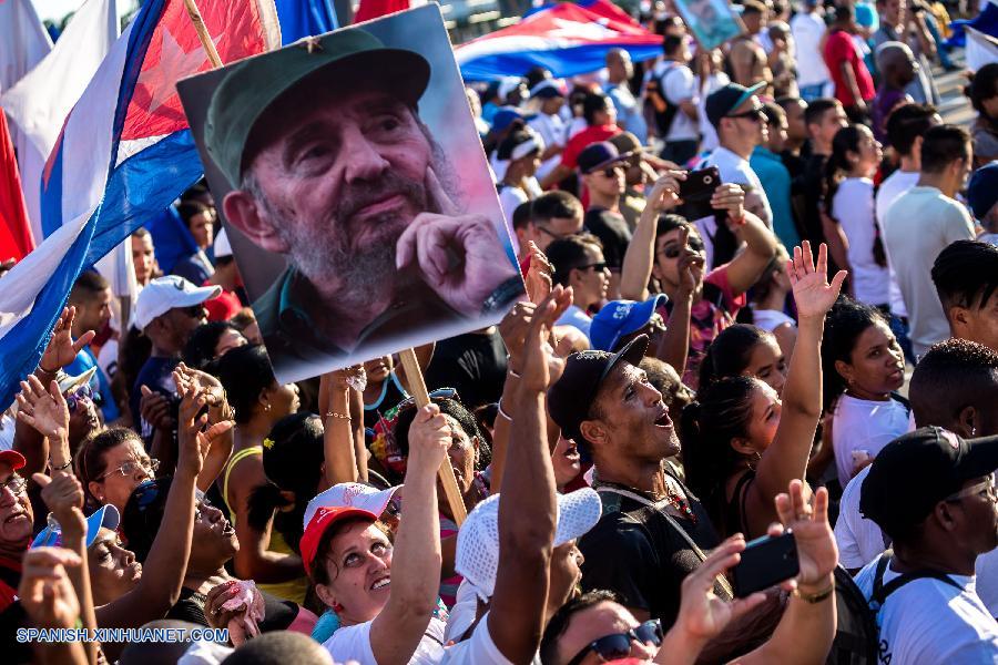 Miles de cubanos desfilan el domingo a lo largo y ancho de la isla en actos organizados para celebrar el Día Internacional de los Trabajadores y respaldar los acuerdos del recién celebrado VII Congreso del Partido Comunista de Cuba (PCC). 