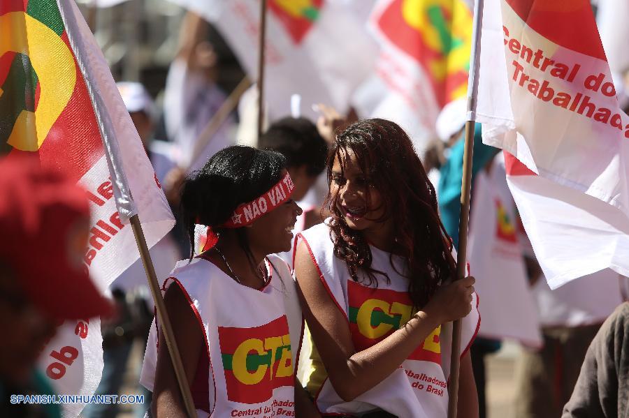 Personas participan en una manifestación con motivo de la conmemoración del Día Internacional del Trabajo, organizada por la Central Unica de Trabajadores (CUT) de Brasil.