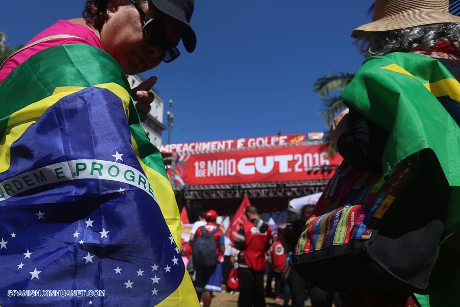 Personas participan en una manifestación con motivo de la conmemoración del Día Internacional del Trabajo, organizada por la Central Unica de Trabajadores (CUT) de Brasil.