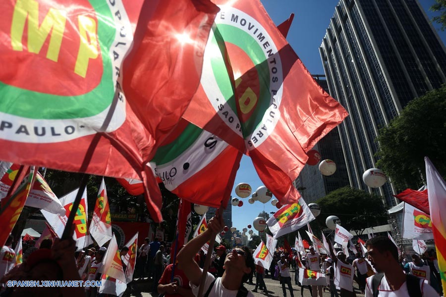 Personas participan en una manifestación con motivo de la conmemoración del Día Internacional del Trabajo, organizada por la Central Unica de Trabajadores (CUT) de Brasil.