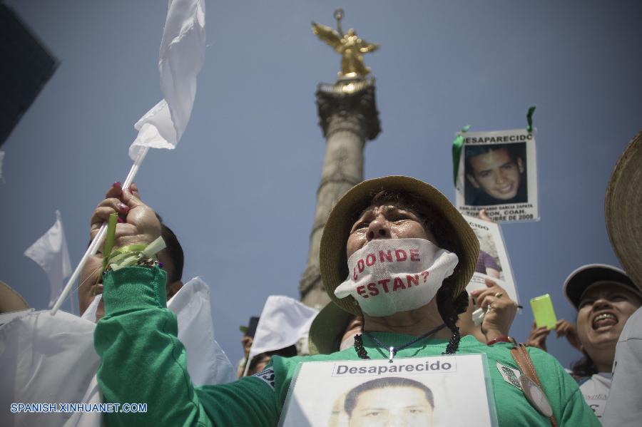 Decenas de mujeres cuyos hijos est&aacute;n desaparecidos marcharon este martes sobre el c&eacute;ntrico Paseo de la Reforma de la Ciudad de M&eacute;xico, en la fecha en que se conmemora el D&iacute;a de las Madres en este pa&iacute;s.