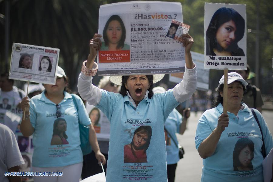 Decenas de mujeres cuyos hijos est&aacute;n desaparecidos marcharon este martes sobre el c&eacute;ntrico Paseo de la Reforma de la Ciudad de M&eacute;xico, en la fecha en que se conmemora el D&iacute;a de las Madres en este pa&iacute;s.
