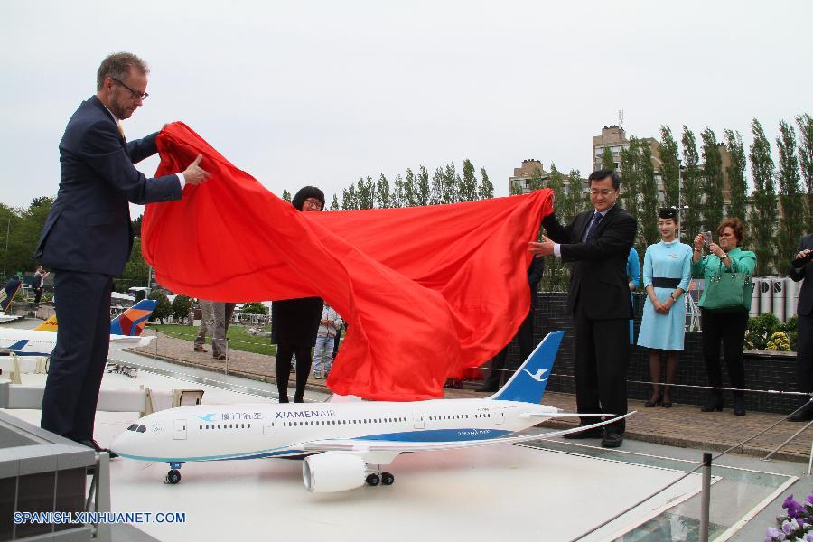 Un avión miniatura de Xiamen Airlines de China fue presentado hoy en Madurodam, una de las atracciones turísticas holandesas más famosas ubicada en La Haya.