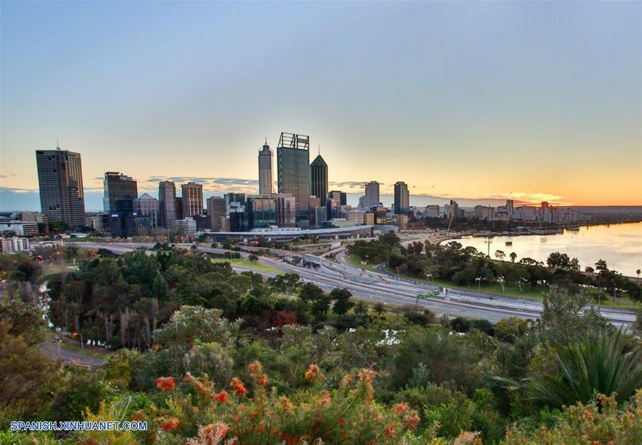 Perth estableció relaciones de ciudad hermana con las ciudades chinas de Nanjing en 1998, y Chengdu en 2012.
