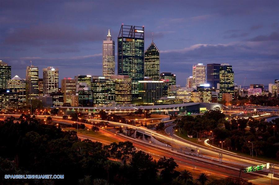 Perth estableció relaciones de ciudad hermana con las ciudades chinas de Nanjing en 1998, y Chengdu en 2012.