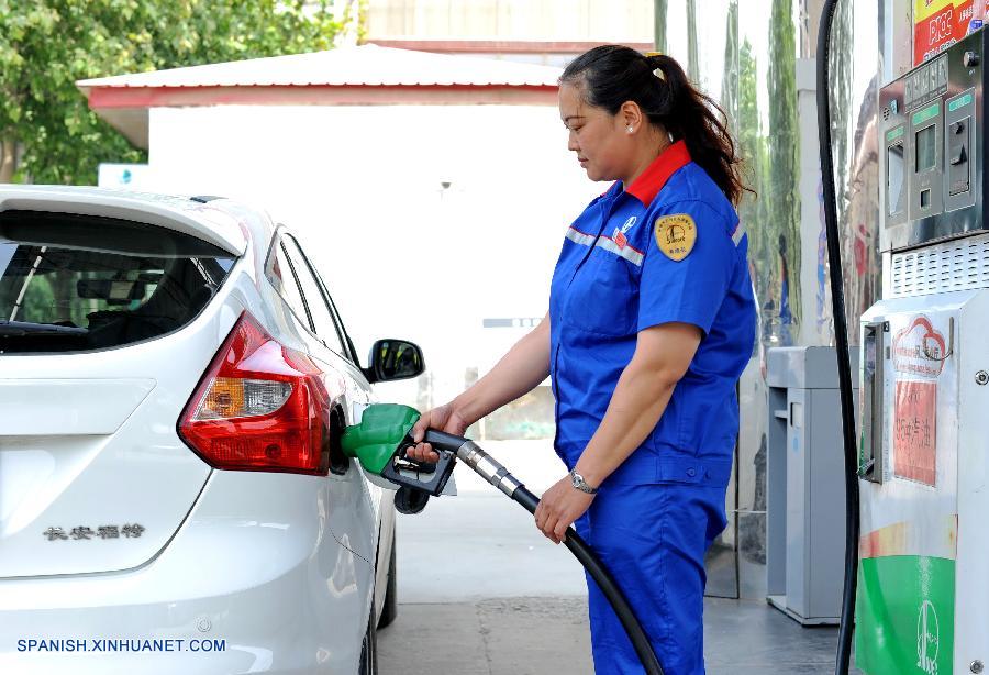 China elevará los precios de combustibles al por menor desde el jueves para adaptarse al recalentamiento de los mercados internacionales, anunció hoy miércoles la Comisión Nacional de Desarrollo y Reforma (CNDR).