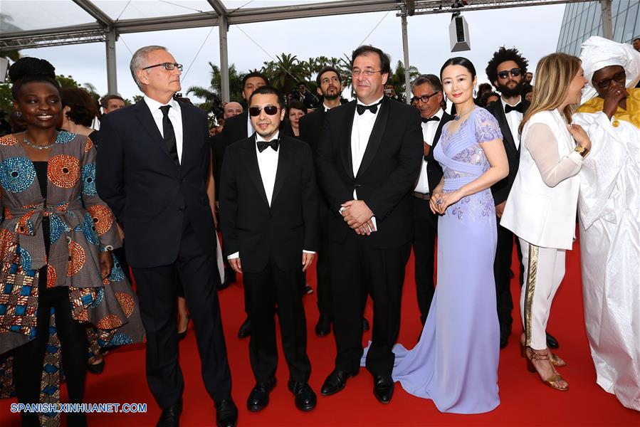 Estrellas posan en la alfombra roja para la proyección de la película 'Ma loute' en Cannes