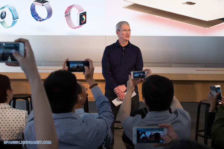 El director ejecutivo de Apple, Tim Cook, ha ensalzado a los desarrolladores chinos de aplicaciones para teléfonos móviles y su aportación a la economía del país hoy lunes durante el inicio de su visita a China, que se produce tras una inversión de 1.000 millones de dólares por parte de Apple en la aplicación de transporte privado Didi Chuxing.