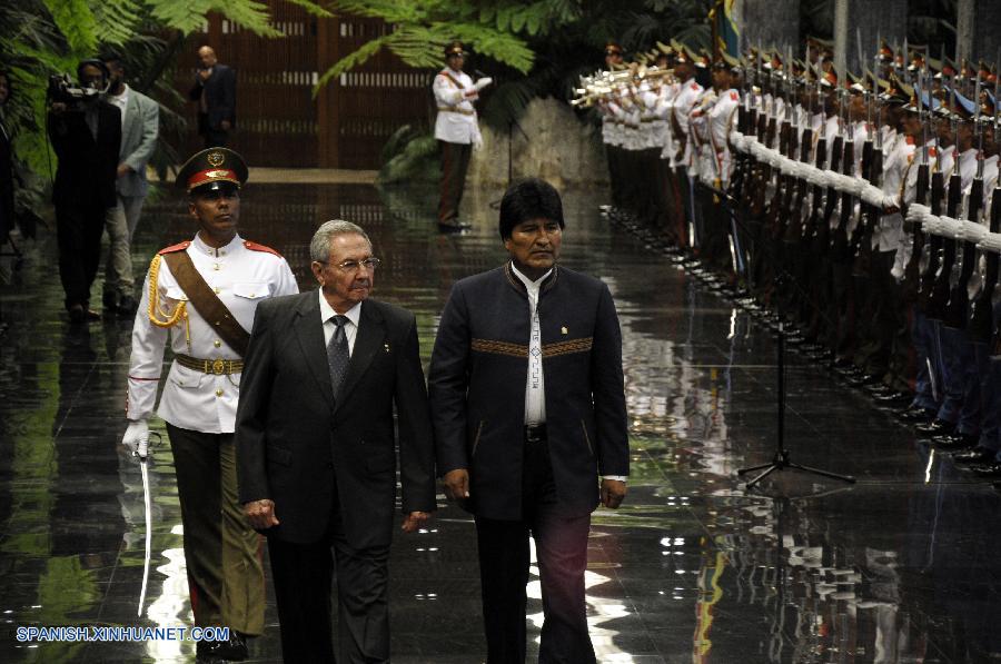 El presidente de Cuba, Raúl Castro, recibió hoy en el Palacio de la Revolución de La Habana a su homólogo de Bolivia, Evo Morales, quien cumple una visita oficial de dos días a la isla.