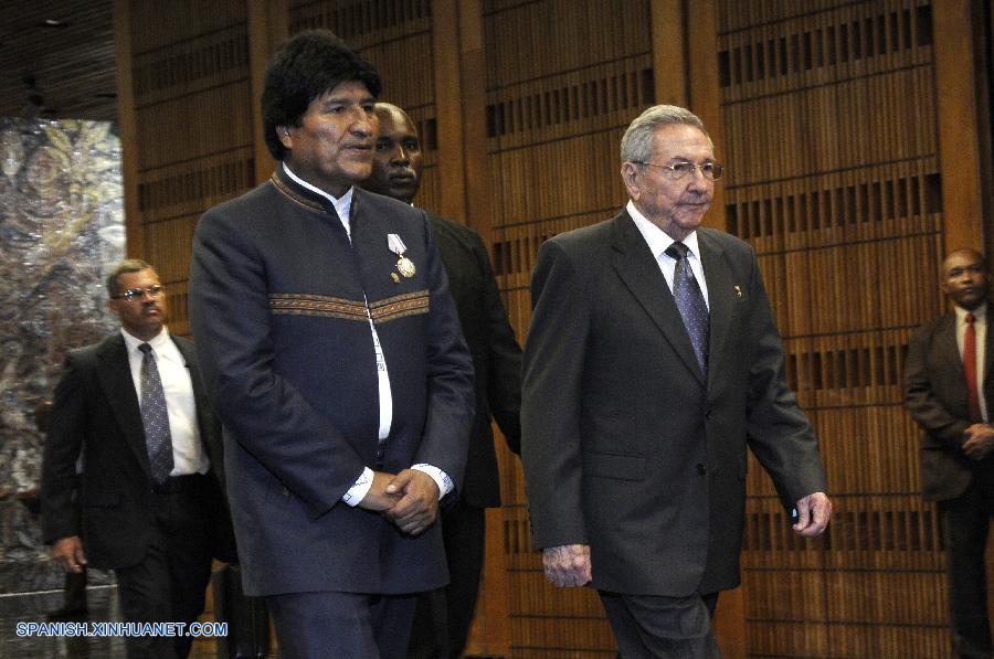 El presidente de Cuba, Raúl Castro, recibió hoy en el Palacio de la Revolución de La Habana a su homólogo de Bolivia, Evo Morales, quien cumple una visita oficial de dos días a la isla.