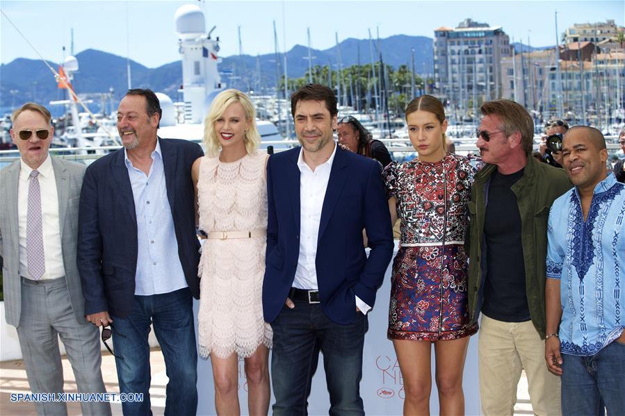 Estrellas posan durante una sesión fotográfica para la proyección de la película 'The Last Face' en competencia durante el 69 Festival de Cine de Cannes.