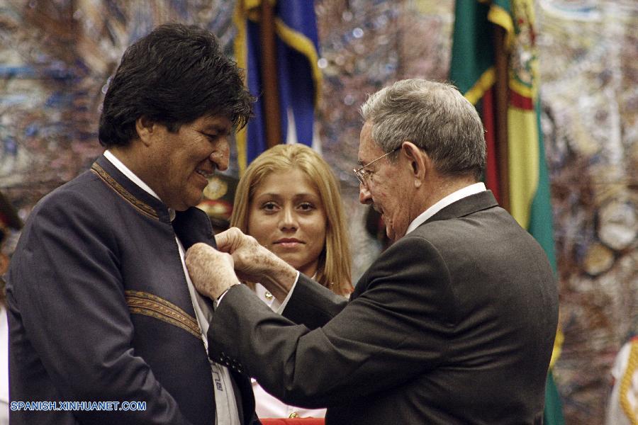 El gobierno cubano entregó este viernes la Orden José Martí, su más alta distinción, al presidente de Bolivia, Evo Morales, quien realiza una visita oficial de dos días a la isla.