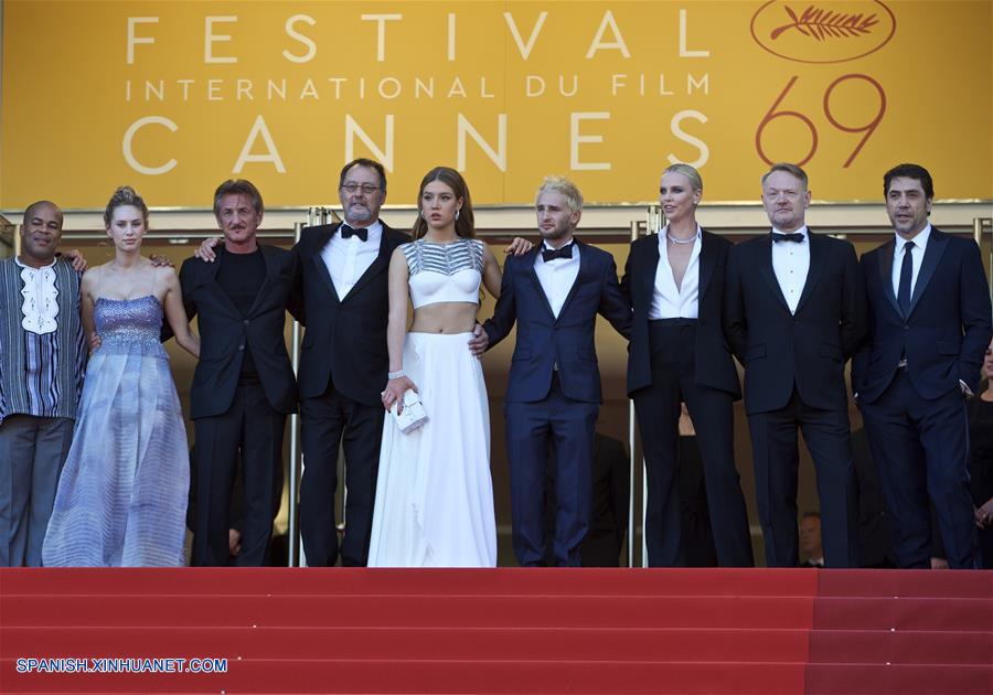 Estrellas posan en alfombra roja para la proyección de la película 'The Last Face' en Cannes