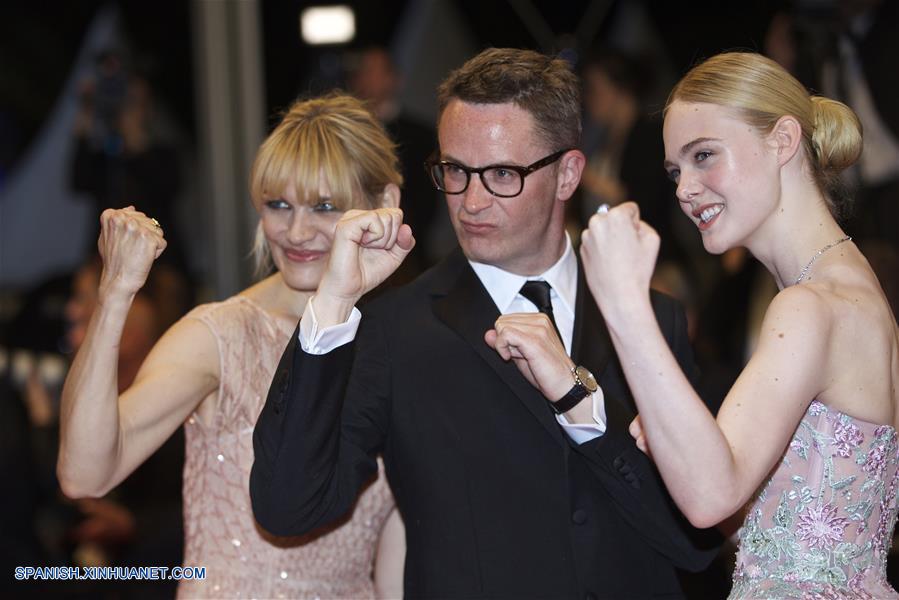 Estrellas posan en alfombra roja para la proyección de la película 'The Last Face' en Cannes
