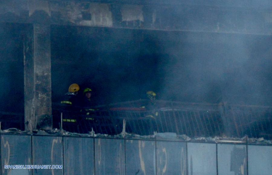 Dos trabajadores han muerto y otros cuatro han resultado heridos hoy sábado en un incendio en una fábrica de prendas de vestir situada en la provincia central china de Henan.