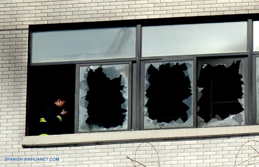 Dos trabajadores han muerto y otros cuatro han resultado heridos hoy sábado en un incendio en una fábrica de prendas de vestir situada en la provincia central china de Henan.