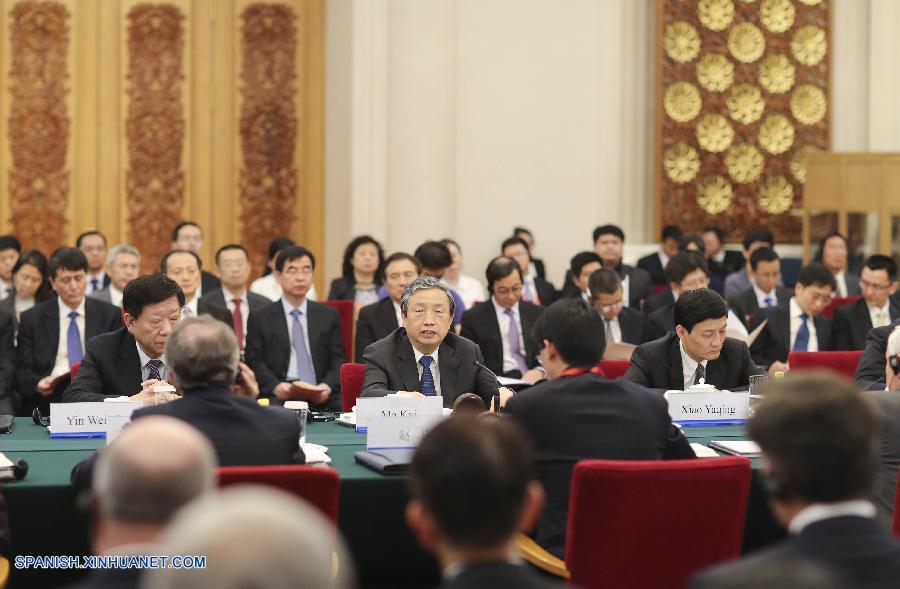 El vice primer ministro chino Ma Kai prometió tomar medidas para atraer más personal extranjero de primer nivel tras reunirse hoy sábado con expertos extranjeros que asisten a la XI Conferencia de Tecnología e Ingeniería Sinoamericana.