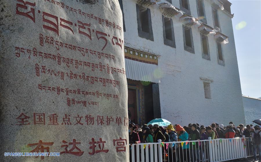 Tíbet: Turistas visitan el Palacio de Potala en Lhasa
