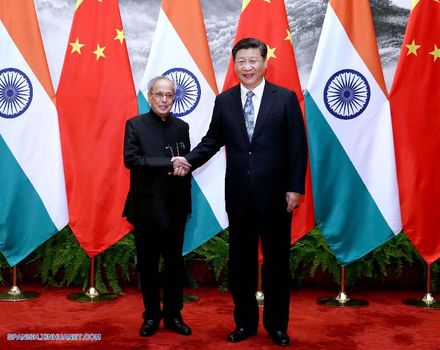 El presidente de China, Xi Jinping, conversó hoy con el presidente de India, Pranab Mukherjee, de visita en Beijing, y ambos prometieron impulsar la asociación estratégica y cooperativa entre los dos países.