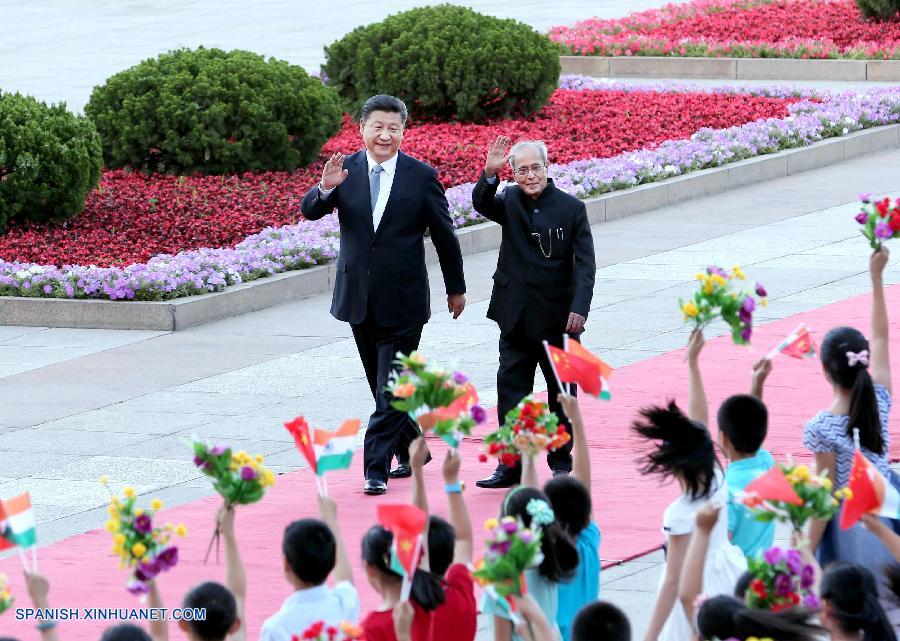 El presidente de China, Xi Jinping, convers&oacute; hoy con el presidente de India, Pranab Mukherjee, de visita en Beijing, y ambos prometieron impulsar la asociaci&oacute;n estrat&eacute;gica y cooperativa entre los dos pa&iacute;ses.