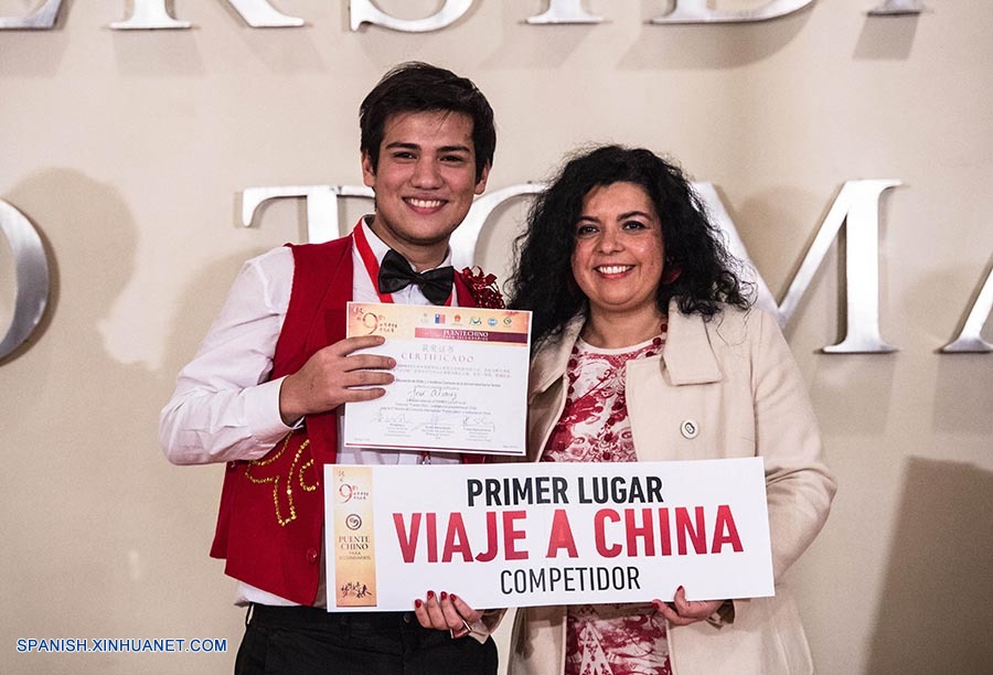 Los jóvenes chilenos Eduardo Ovando y José Alvarez fueron elegidos hoy en las categorías universitaria y secundaria, respectivamente, para participar en el Concurso Mundial 'Puente Chino 2016, Sueños iluminan el futuro' en Beijing.