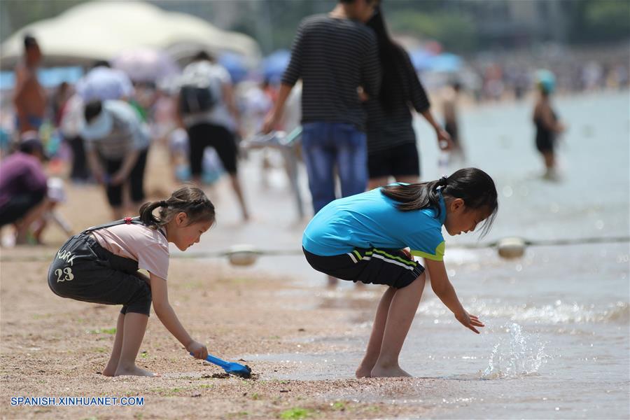 La playa No. 1 de Qingdao abrió al público el miércoles, un mes antes que en años anteriores.