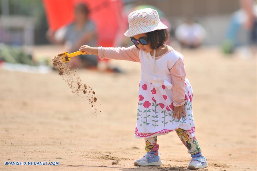 La playa No. 1 de Qingdao abrió al público el miércoles, un mes antes que en años anteriores.