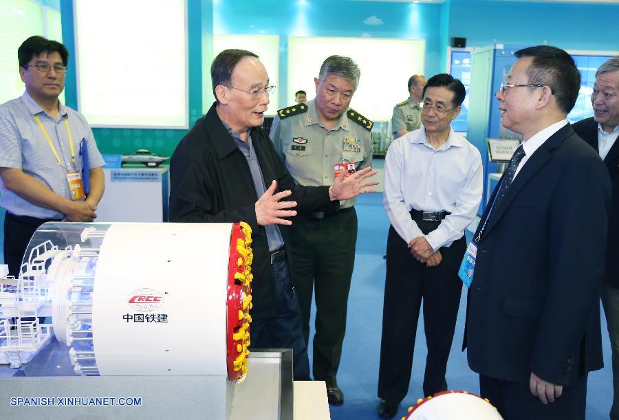 Otros altos líderes, entre ellos Li Keqiang, Zhang Dejiang, Yu Zhengsheng, Liu Yunshan y Wang Qishan, también visitaron la exhibición. 