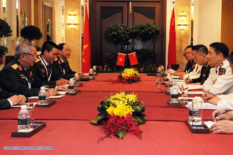 El subjefe del Departamento del Estado Mayor Conjunto de la Comisión Militar Central (CMC) de China, el almirante Sun Jianguo, se reunió hoy en Singapur con el viceministro de Defensa Nacional de Vietnam, Nguyen Chi Vinh, y ambos elogiaron los logros alcanzados en la cooperación bilateral.