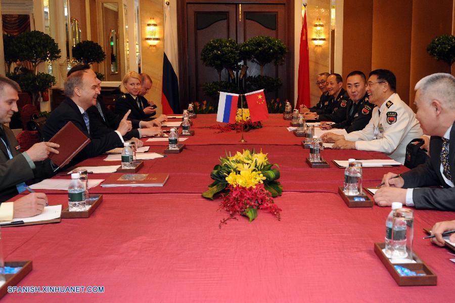 El almirante Sun Jianguo, subjefe del Departamento del Estado Mayor Conjunto de la Comisión Militar Central de China, se reunió hoy en Singapur con el viceministro de Defensa de Rusia, Anatoly Antonov, y las dos partes prometieron aumentar la cooperación militar.