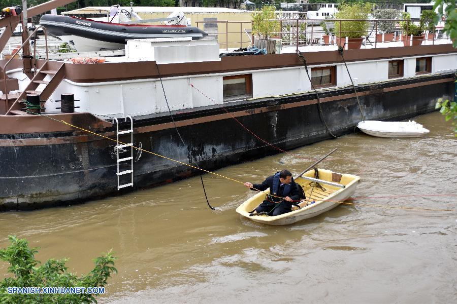Las inundaciones provocadas por lluvias torrenciales prolongadas han dejado al menos dos muertos en Francia, en donde se declaró el estado de emergencia y miles de personas han sido evacuadas.