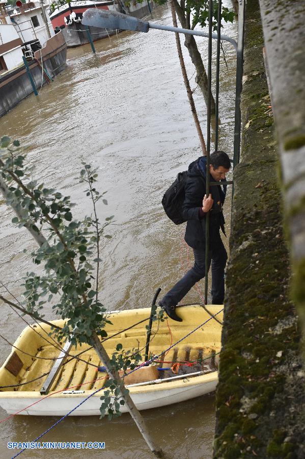 Las inundaciones provocadas por lluvias torrenciales prolongadas han dejado al menos dos muertos en Francia, en donde se declaró el estado de emergencia y miles de personas han sido evacuadas.