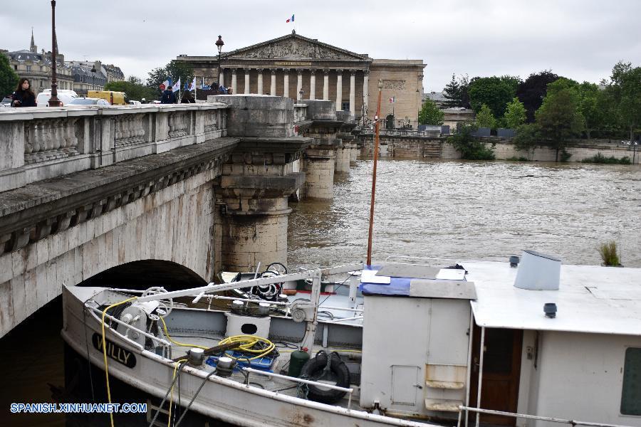 Las inundaciones provocadas por lluvias torrenciales prolongadas han dejado al menos dos muertos en Francia, en donde se declaró el estado de emergencia y miles de personas han sido evacuadas.