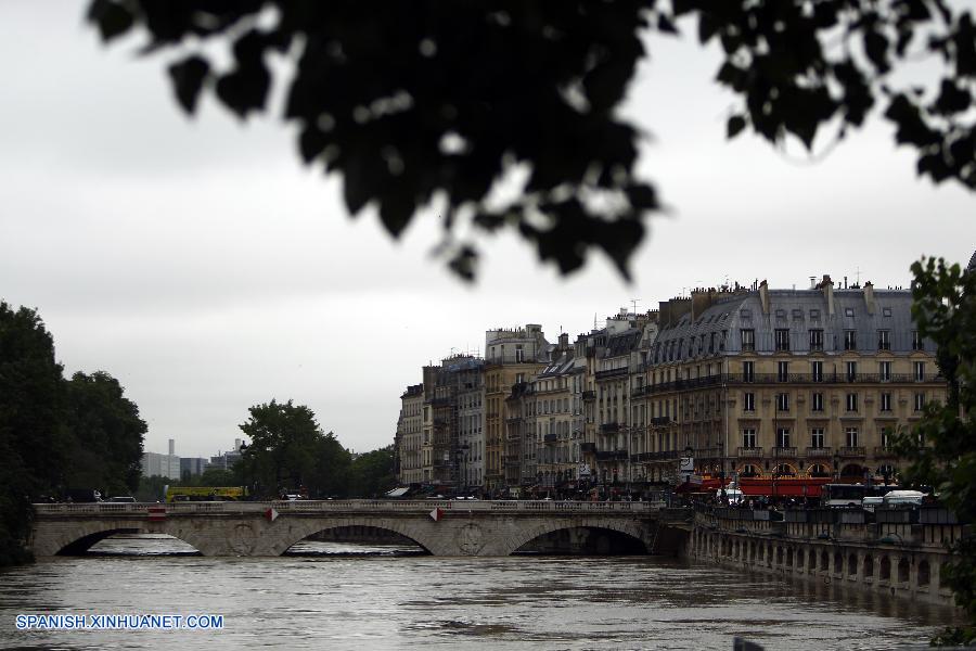 Las inundaciones provocadas por lluvias torrenciales prolongadas han dejado al menos dos muertos en Francia, en donde se declaró el estado de emergencia y miles de personas han sido evacuadas.