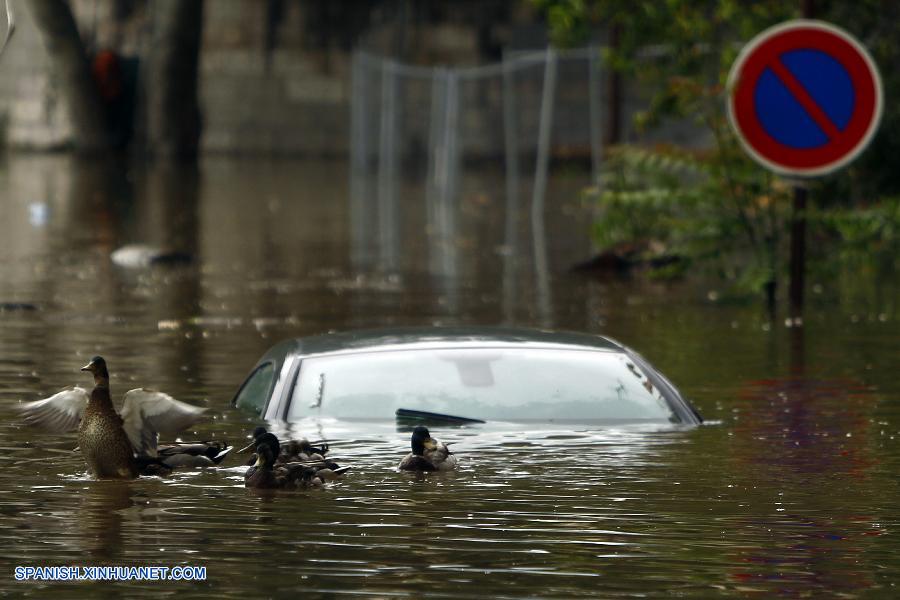 Las inundaciones provocadas por lluvias torrenciales prolongadas han dejado al menos dos muertos en Francia, en donde se declaró el estado de emergencia y miles de personas han sido evacuadas.